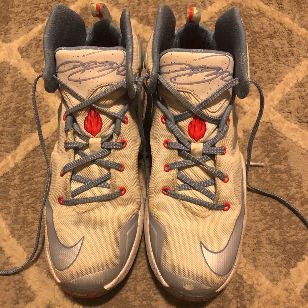 Youth LeBron XIII XMAS Basketball shoe. Size 5Y
